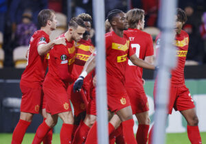 FC Nordsjælland jubler efter en scoring i deres røde trøjer.