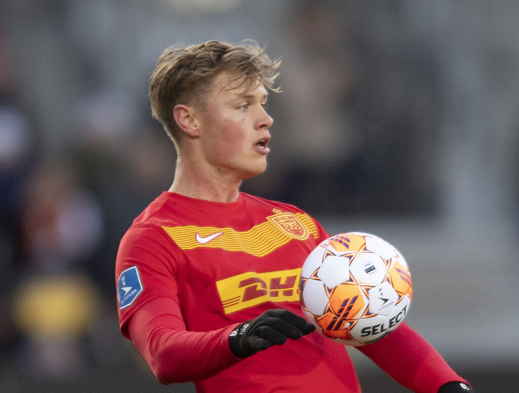 Jeppe Tverskov tæmmer bolden for FC Nordsjælland