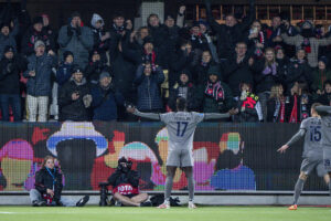 Franculino i den grå trøje slår ud med armene, mens han fejrer sit mål for FCM.