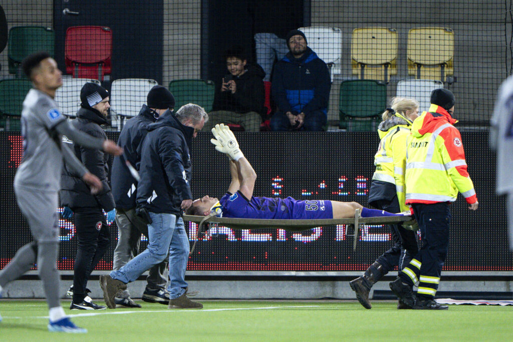 Martin Fraisl blev båret fra banen mandag aften mod Silkeborg IF med en hovedskade