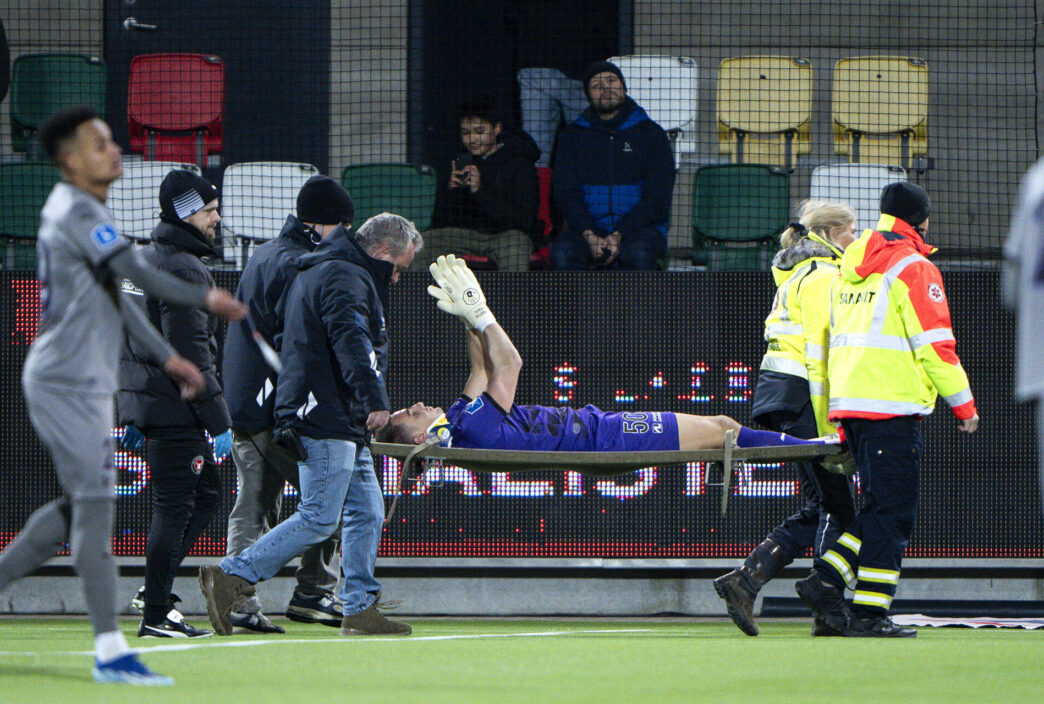 Martin Fraisl blev båret fra banen mandag aften mod Silkeborg IF med en hovedskade