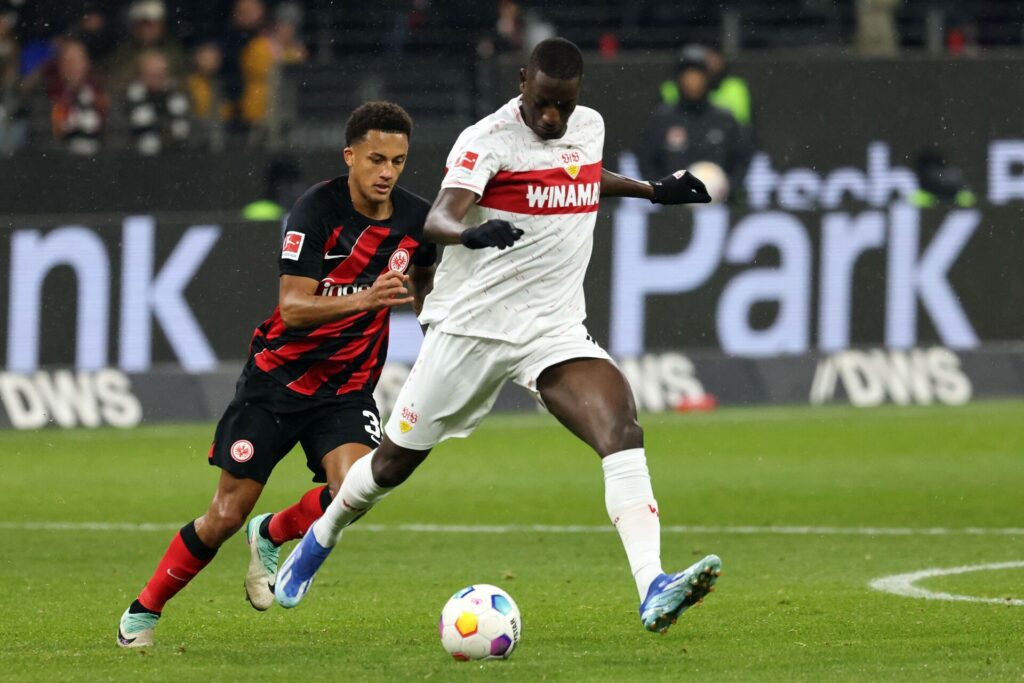 Guirassy skal til at sende bolden videre, under kampen mellem VfB Stuttgart og Eintracht Frankfurt.