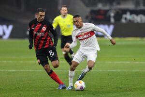 Dommer Felix Brych har revet sit korsbånd over.