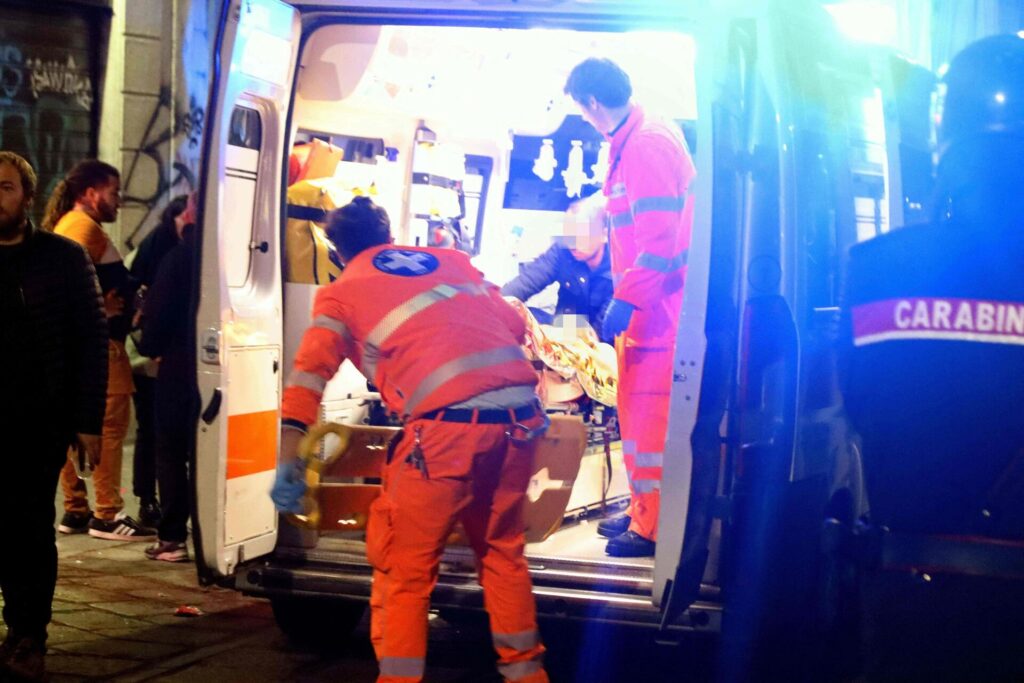 To ambulancereddere behandler fransk fan