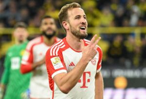 Harry Kane viser tre med fingrene