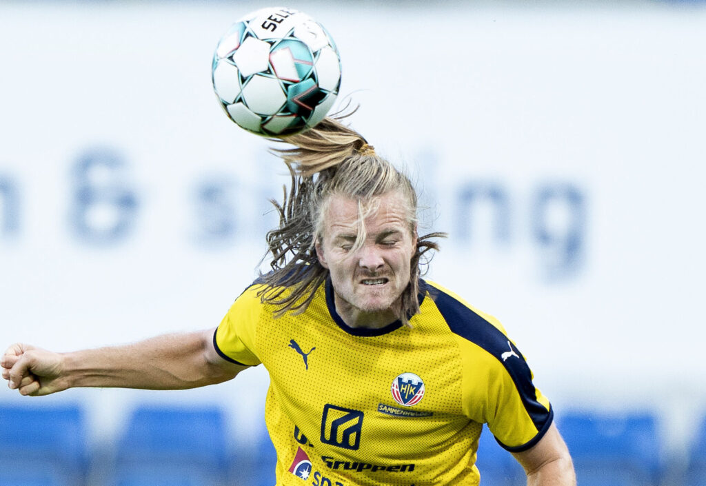 Simon Jakobsen header til en bold