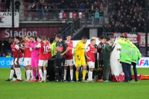 Hollandsk kamp færdigspilles efter Bas Dost kollaps