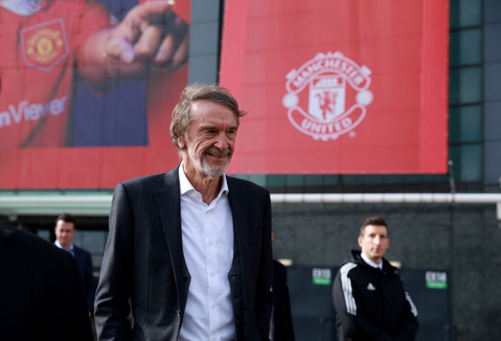 Sir Jim Ratcliffe foran Manchester Uniteds hjemmebane, Old Trafford.