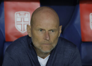 Ståle Solbakken sidder på en trænerstol og kigger