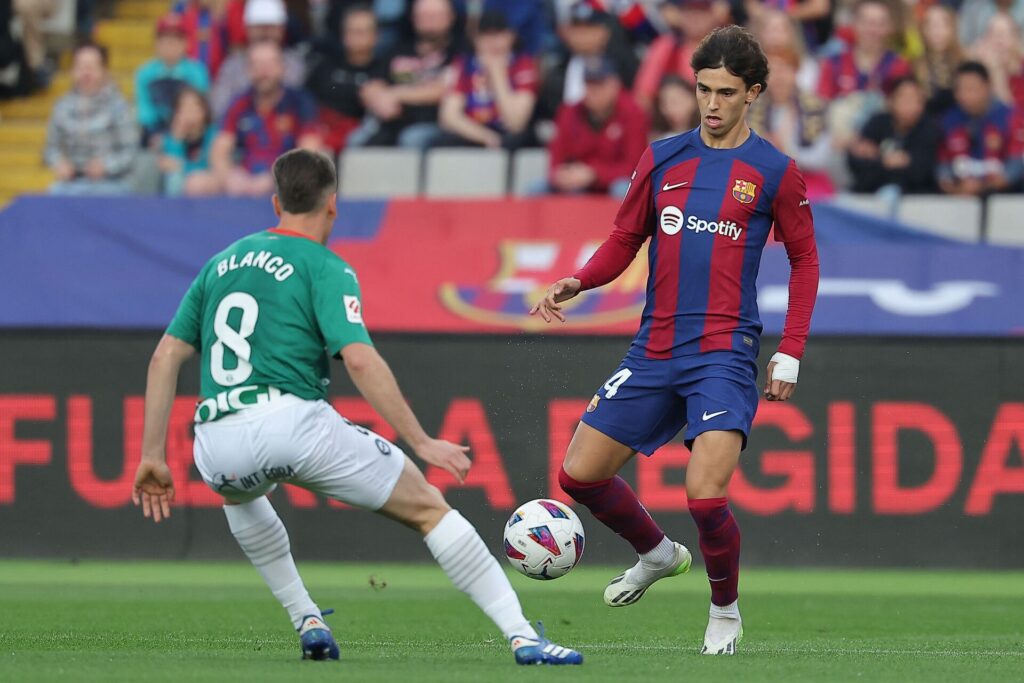 Joao Felix i kamp for FC Barcelona, hvor han er ved at sparke til bolden.