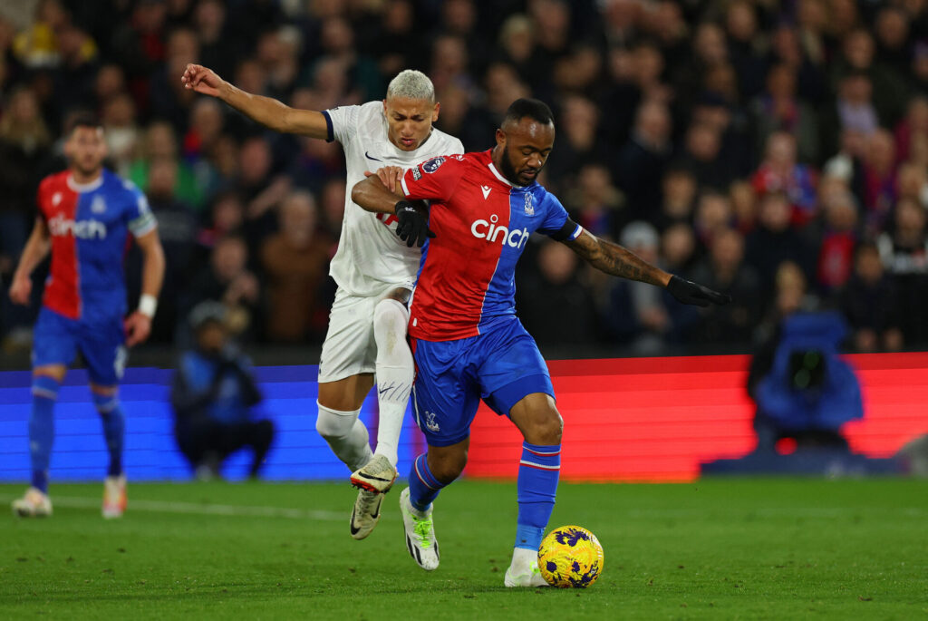 Jordan Ayew i aktion for Crystal Palace mod Tottenhams Richarlison.