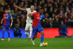 Jordan Ayew i aktion for Crystal Palace mod Tottenhams Richarlison.