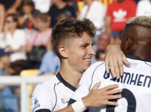 Jesper Lindstrøm jubler med Napolis spillere efter en scoring