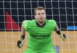 Lukas Hradecky fokuserer på at redde en bold