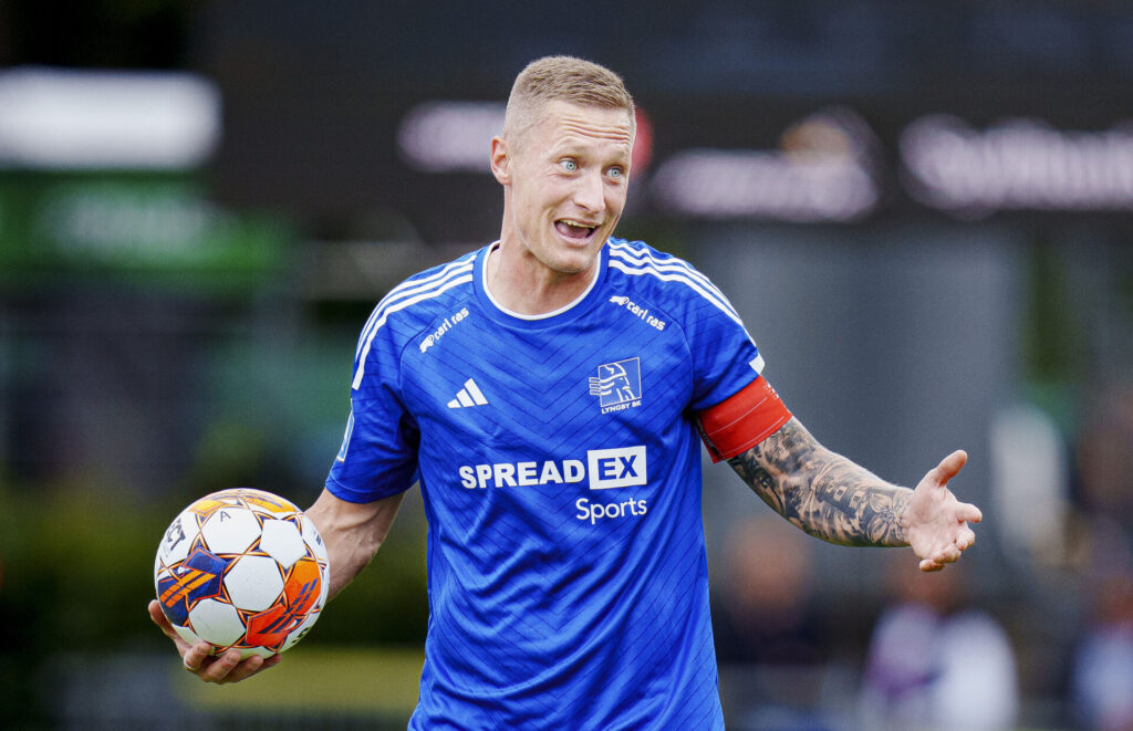 Marcel Rømer med en Lyngby-trøje og en bold i hånden