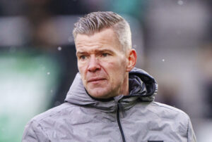 Mads Agesen med grå jakke stirrer ud