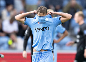 Mads Enggård gemmer sig i trøjen for Randers FC