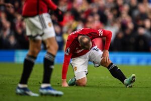 Christian Eriksen udgår med en knæskade.