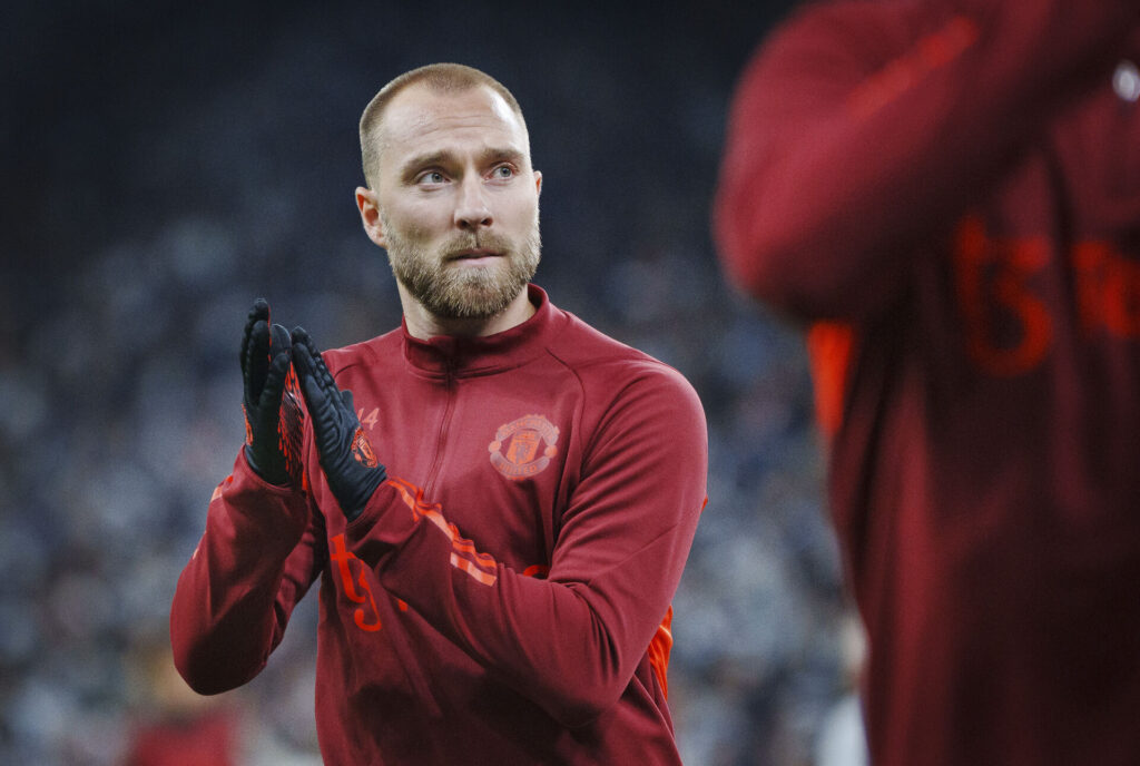 Christian Eriksen klapper i hænderne i sin røde United-jakke.