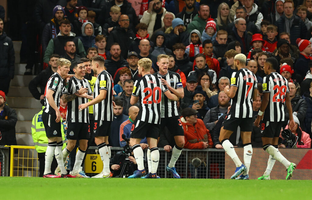 Newcastle fejrer deres scoring mod Manchester United i Carabao Cuppen.