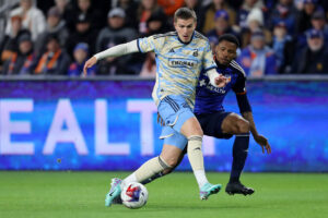 Mikal Uhre i den hvide trøje er i kamp om bolden i pokalen.