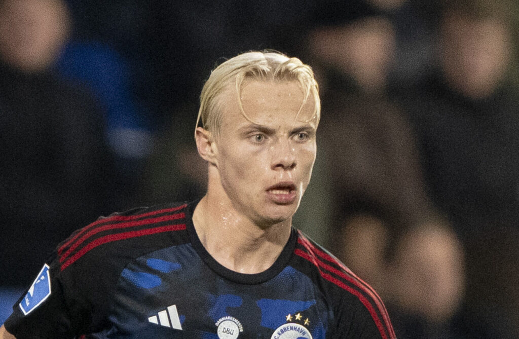 Oscar Højlund kigger fremad på banen for FCK