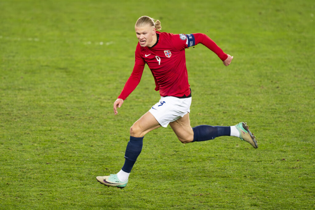Erling Haaland misser Norges kvalifikationskamp mod Skotland.