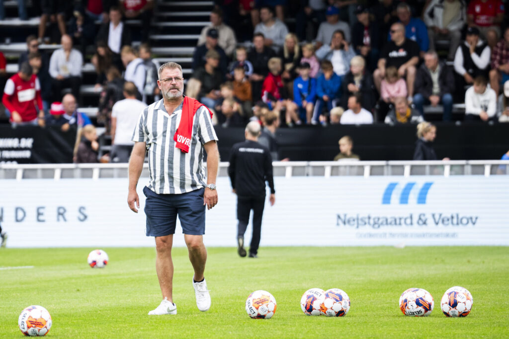 Peter Lassen står på banen inden en Superligakamp.