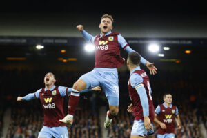 Philip Billing og Jacob Bruun Larsen er begge nomineret til månedens mål i Premier League.