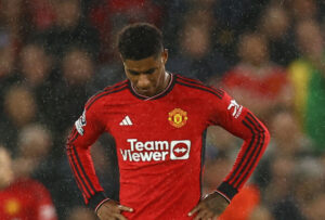 Marcus Rashford kigger håbløst ned i jorden for Manchester United