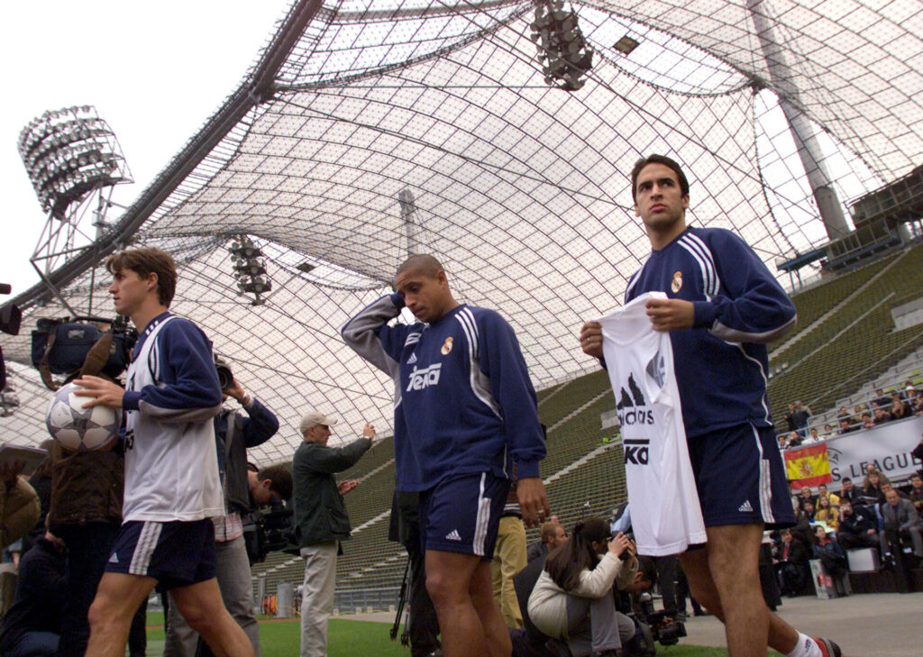 Raul og Roberto Carlos under opvarmning for Real Madrid.