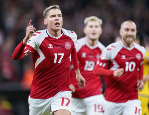 Robert Skov jubler i den røde danske trøje.