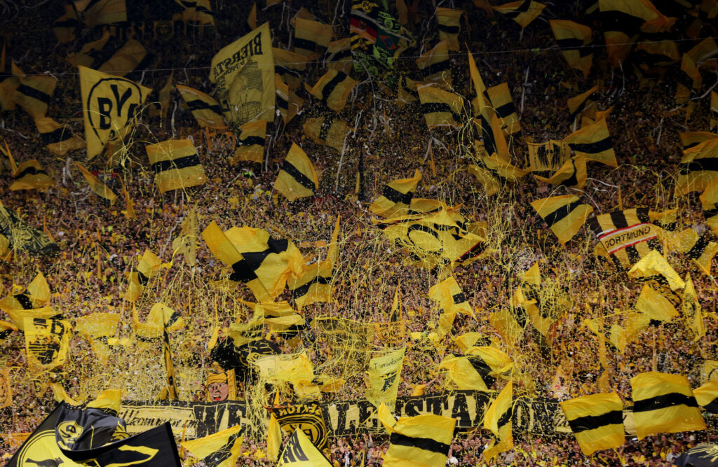 Den gule mur i Dortmund er fyldt med gul/sorte flag.