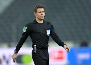 Felix-Brych-skvatter-på-banen