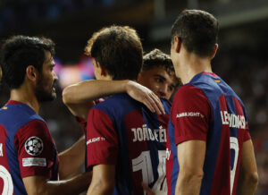 Joao Felix omfavnes af sine holdkammerater i FC Barcelona.