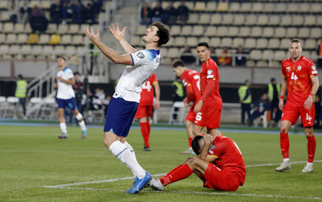 Harry Maguire slår ud med armene i kampen mod Nordmakkedonien.