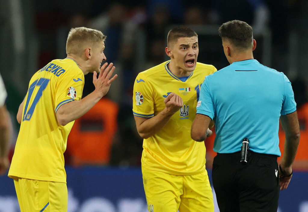 De ukrainske spillere var ikke tilfredse med det manglende straffespark mod Italien.