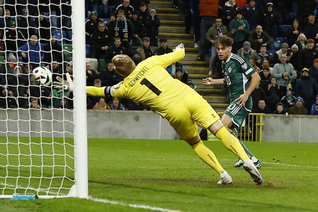 Kasper Schmeichel kaster sig efter bolden i den gule målmandstrøje.