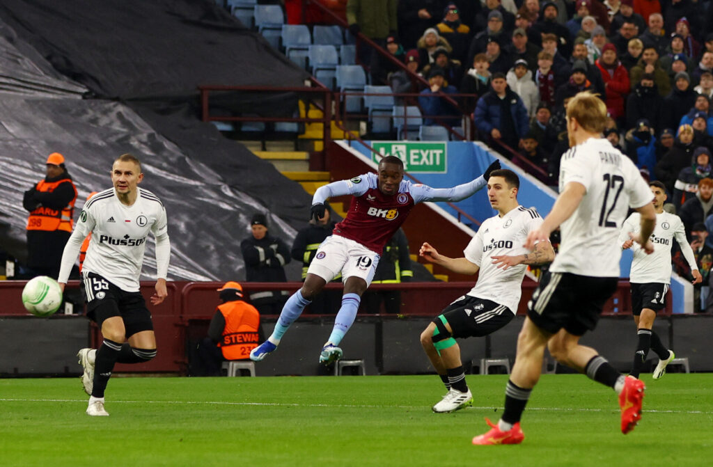 Aston Villas Moussa Diaby afslutter i Conference League-kampen mod Legia Warszawa.