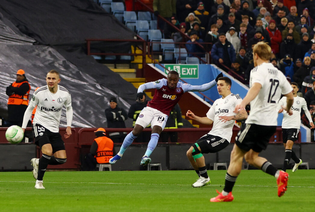 Aston Villas Moussa Diaby afslutter i Conference League-kampen mod Legia Warszawa.