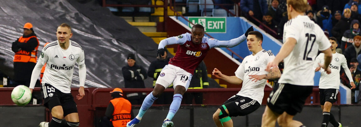 Aston Villas Moussa Diaby afslutter i Conference League-kampen mod Legia Warszawa.