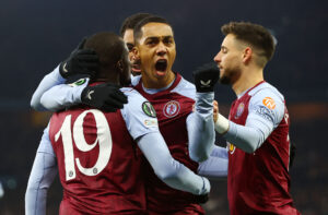 Youri Tielemans efter Moussa Diabys scoring