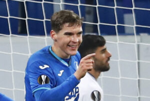 Robert Skov peger med sin finger efter et mål