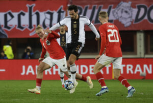 Tysklands Mats Hummels i duel mod Østrigs Xaver Schlager og Konrad Laimer.