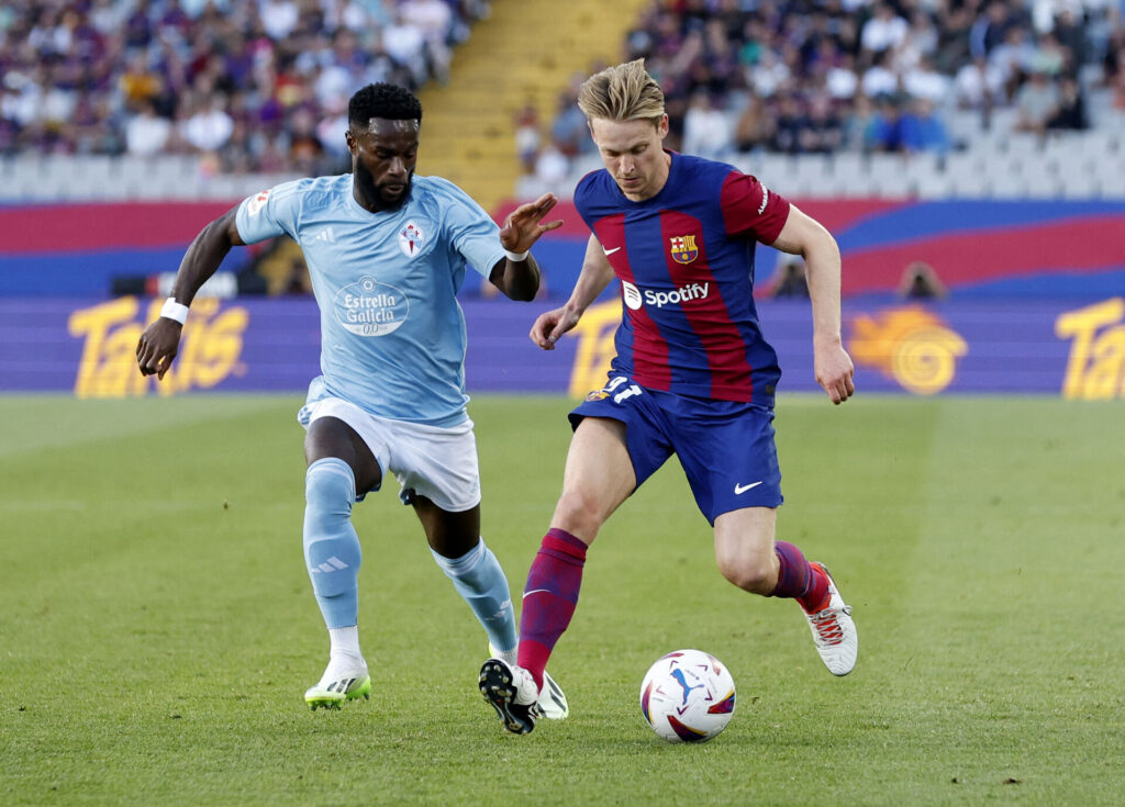 Frenkie De Jong er i kamp om bolden i sin den røde/blå F.C. Barcelona trøje.