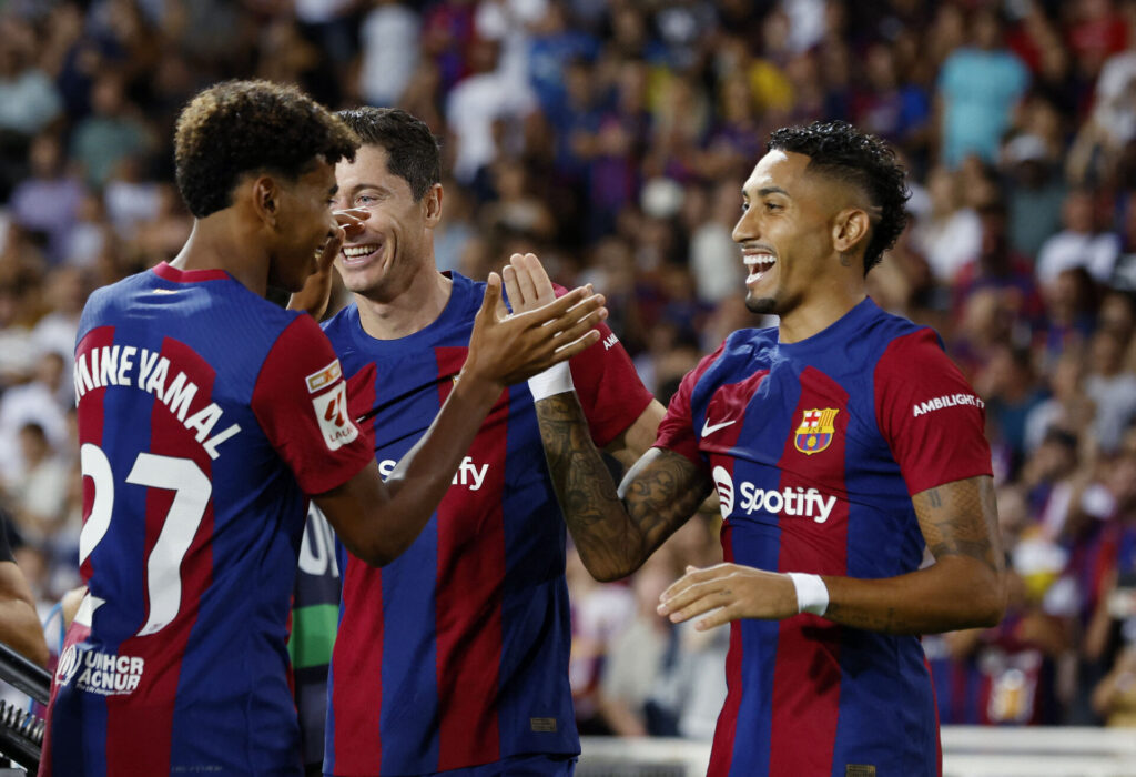 Raphinha og Lamine Yamal fejrer en scoring for FC Barcelona.