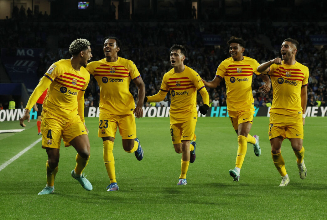 Ronald Araujo og de andre F.C. Barcelona spillere jubler efter et mål i deres gule trøjer.