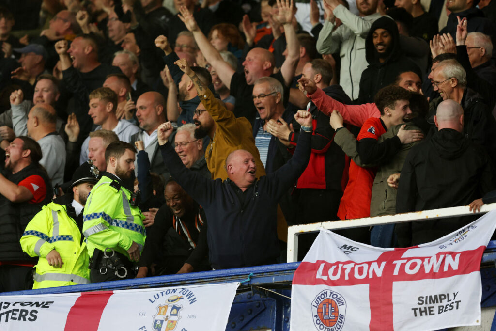 Luton Town er blevet tildelt en stor bødestraf for homofobiske tilråb.