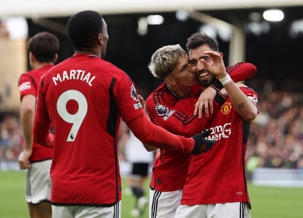 Bruno Fernandes fejrer sit mål for Manchester United med Anthony Martial og Alejandro Gernacho.