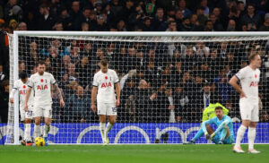 Tottenham fik sit første nederlag i Premier League, da de tabte hjemme mod Chelsea. VAR fik en stor rolle.